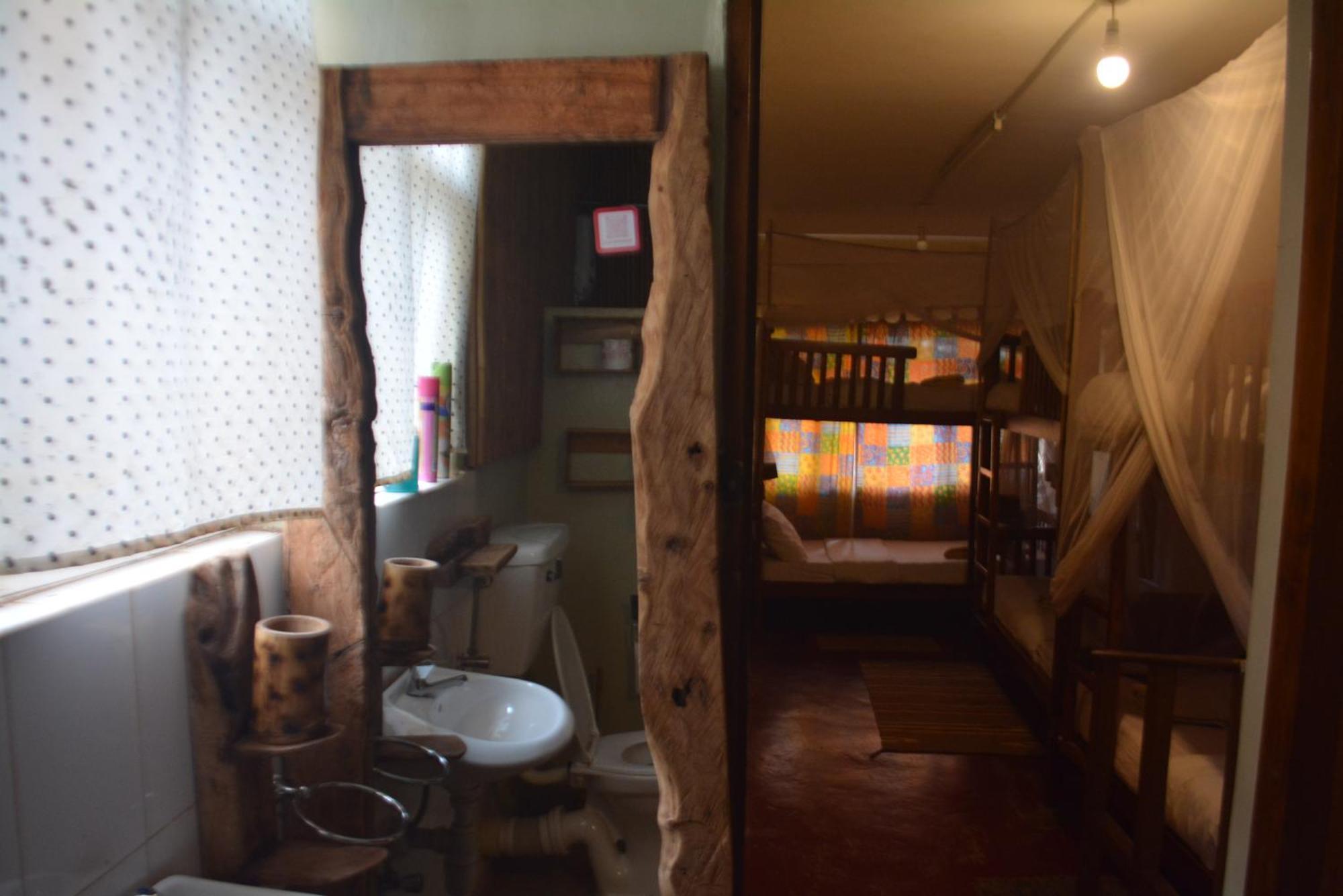 بيت شباب Jinja Backpackers المظهر الخارجي الصورة